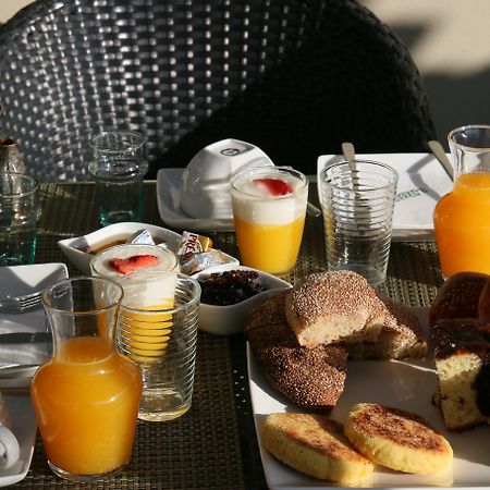 Ambre Epices Medina Riad Marrakesh Exterior photo A typical Italian breakfast