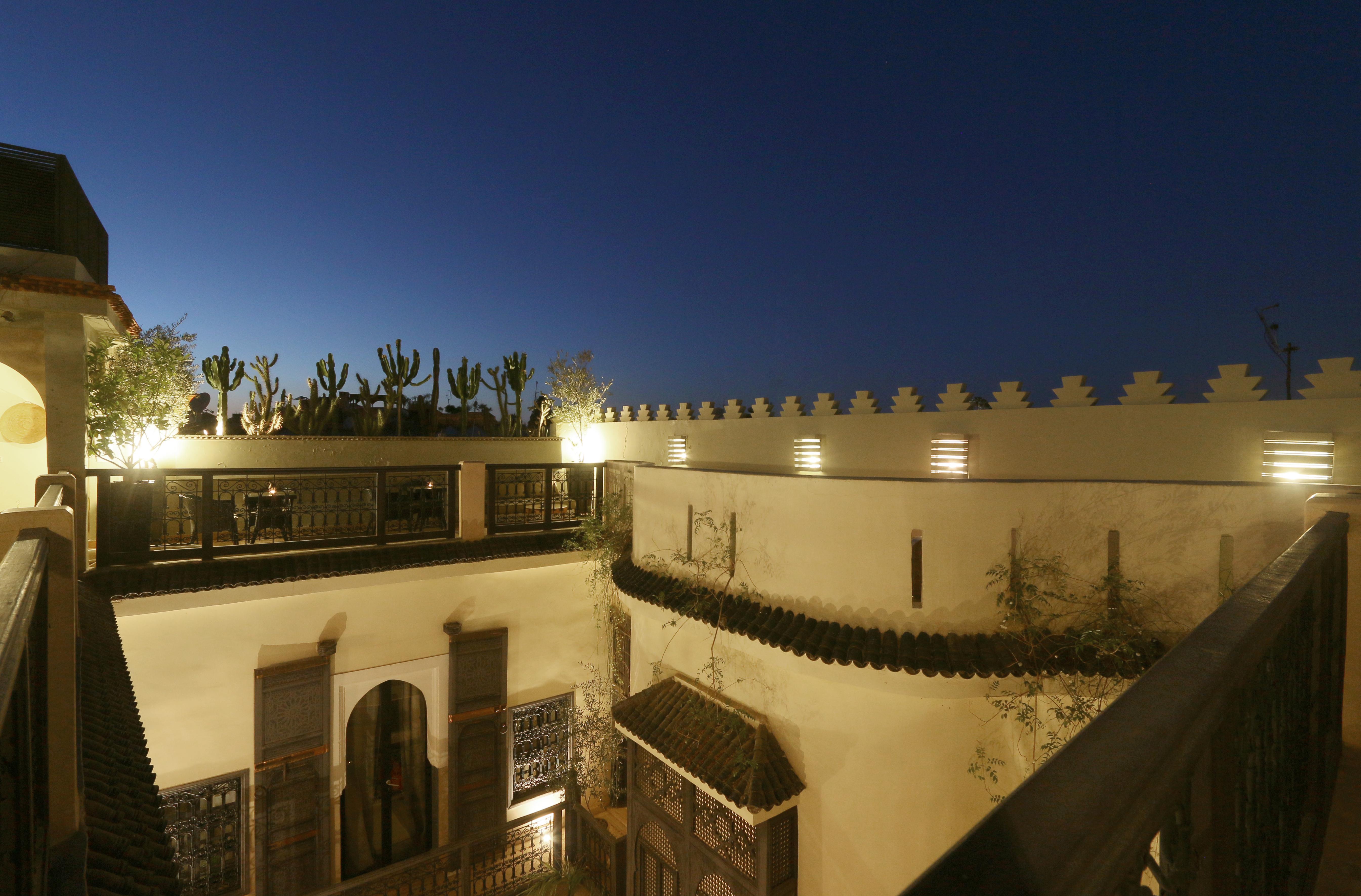 Ambre Epices Medina Riad Marrakesh Exterior photo The courtyard of the palace