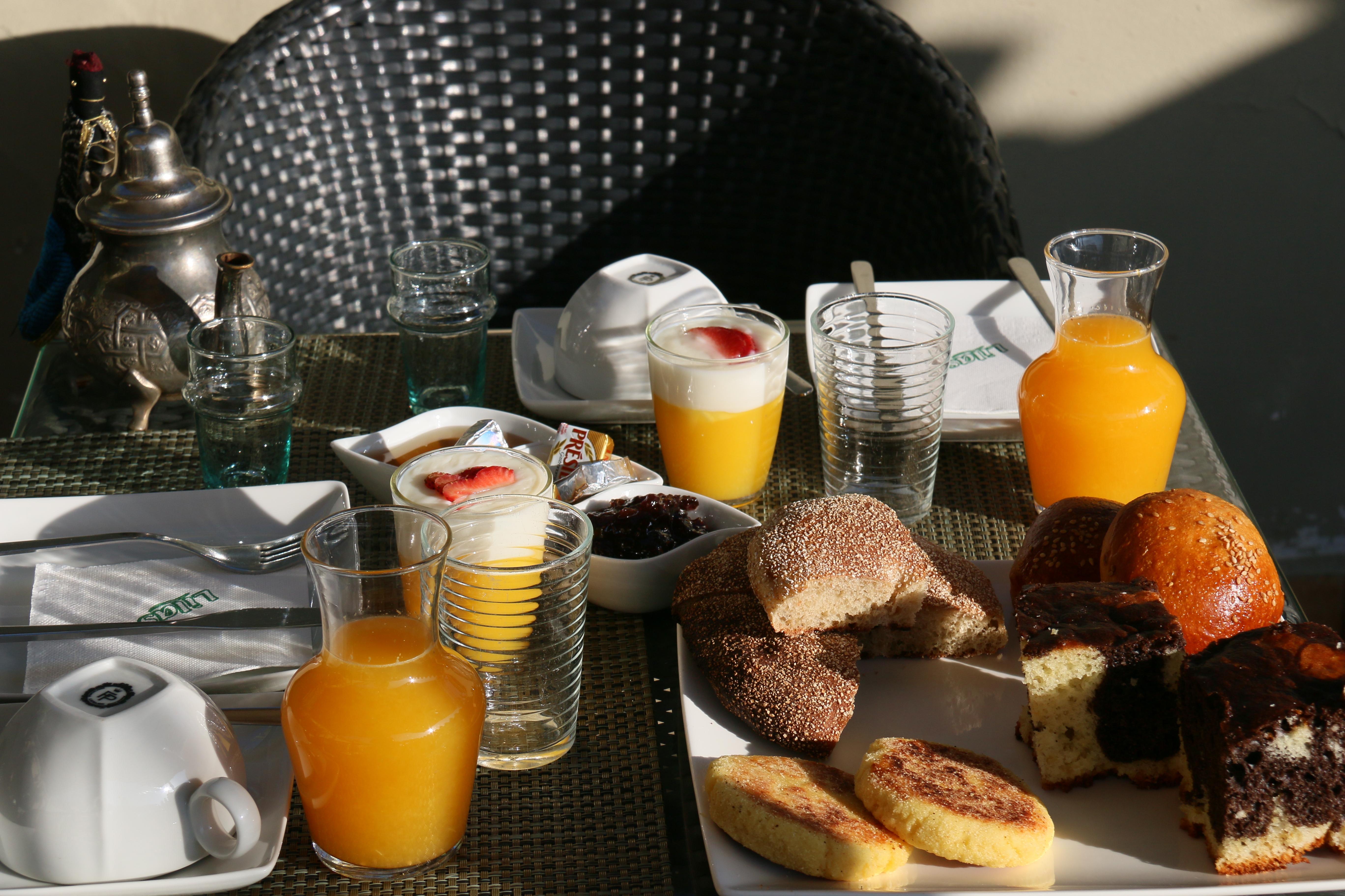 Ambre Epices Medina Riad Marrakesh Exterior photo A typical Italian breakfast