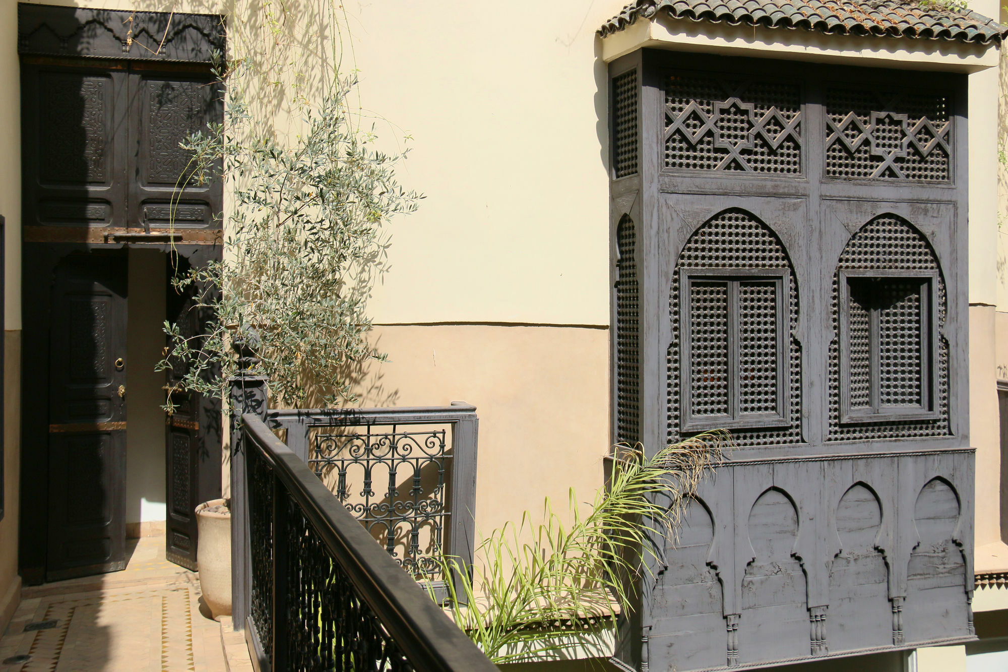 Ambre Epices Medina Riad Marrakesh Exterior photo A traditional house in the medina of Fez